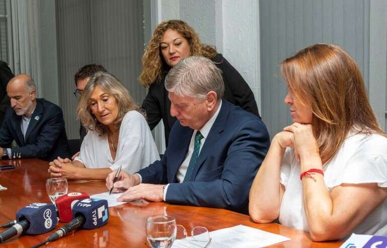 Ziliotto firmó el contrato para la construcción de dos nuevos acueductos de abastecimiento en General Pico