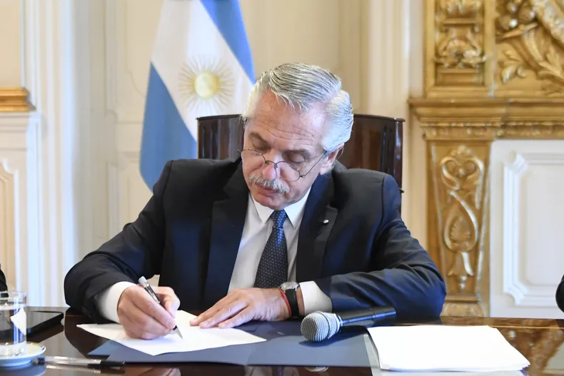El Presidente debió recurrir a un DNU para autorizarse a salir del país