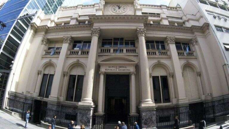 El Banco Central no para de vender reservas, que siguen cayendo fuerte