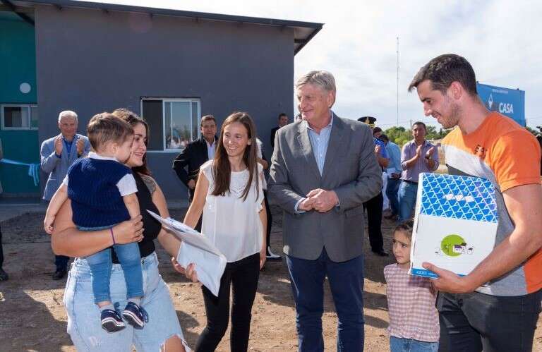 El gobernador Ziliotto entregó 10 viviendas e inauguró la biblioteca “Margarita Pampeana” en Duval