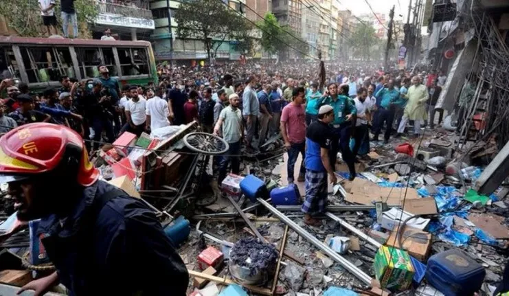 Bangladesh: Al menos 16 muertos por explosión en un edificio comercial