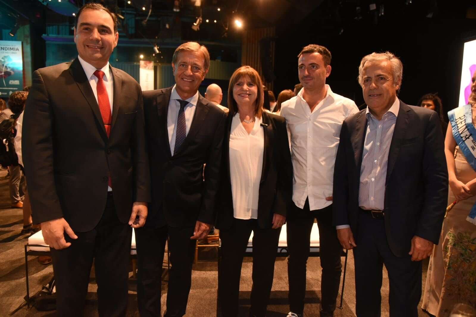 Interna JxC: Bullrich estuvo en Mendoza y se fotografió con miembros de la unidad radical