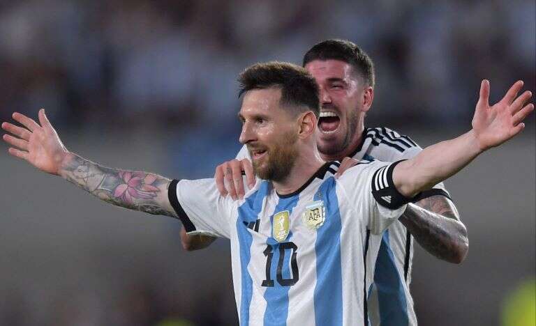 Fútbol: En una fiesta monumental, Argentina se estrenó como campeón del mundo ante su gente