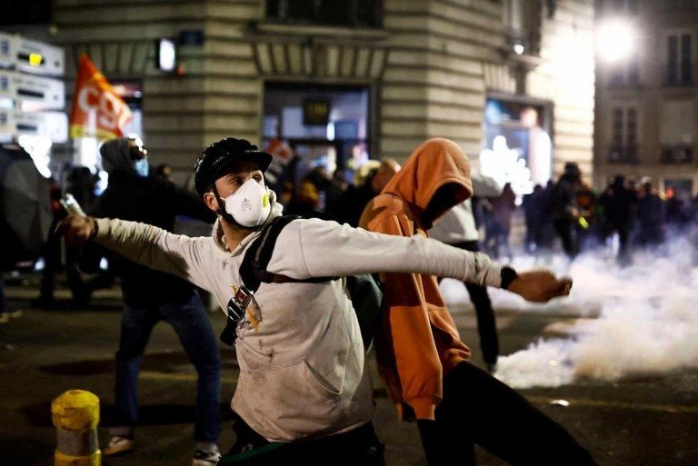 Francia: El aumento de la edad para jubilarse generó serios incidentes en el país