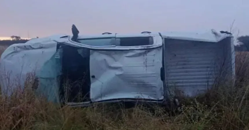 Piquenses que trabajan en SENASA volcaron la camioneta entre Luan Toro y Loventuel