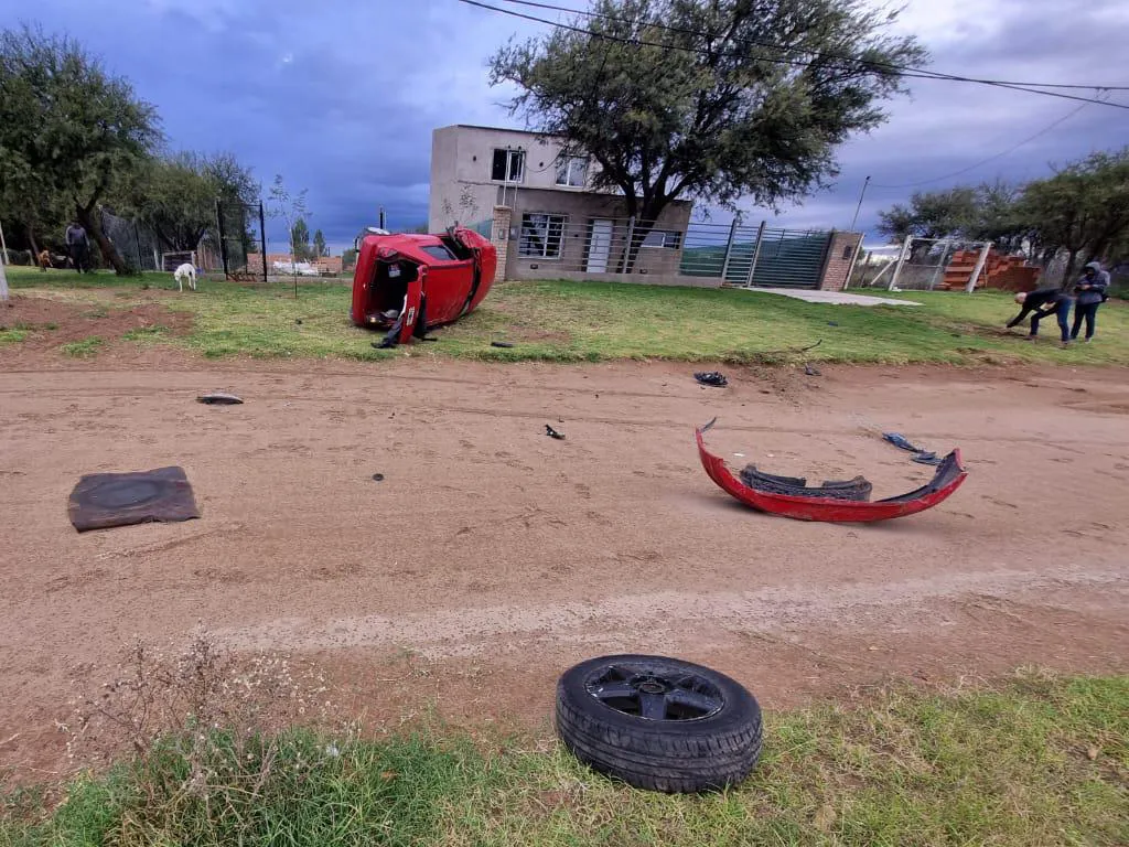 Toay: Robaron un auto, lo volcaron y huyeron