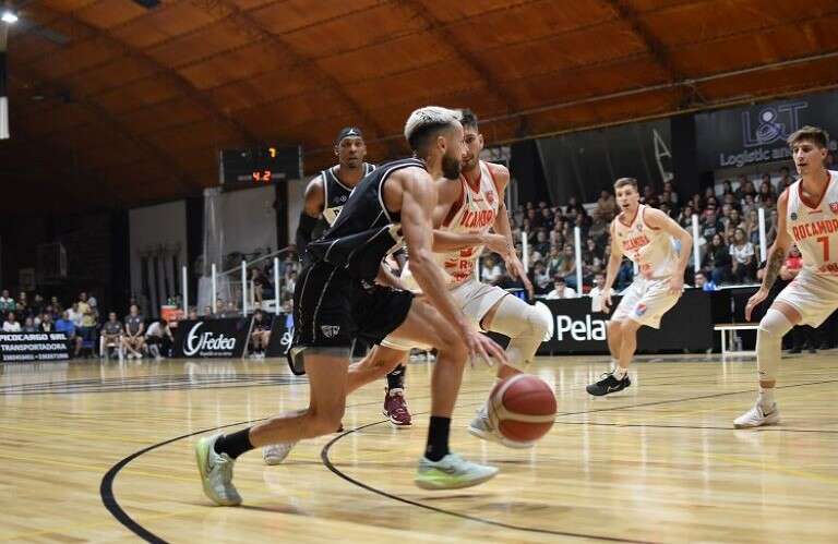 Básquetbol: Pico FBC juega otra vez en Chivilcoy por la Liga Argentina y lo transmite La Red Pampeana