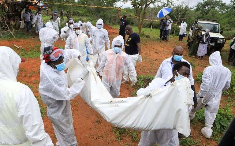 Kenia: Exhumaron 47 cadáveres de fosas comunes de un presunto culto