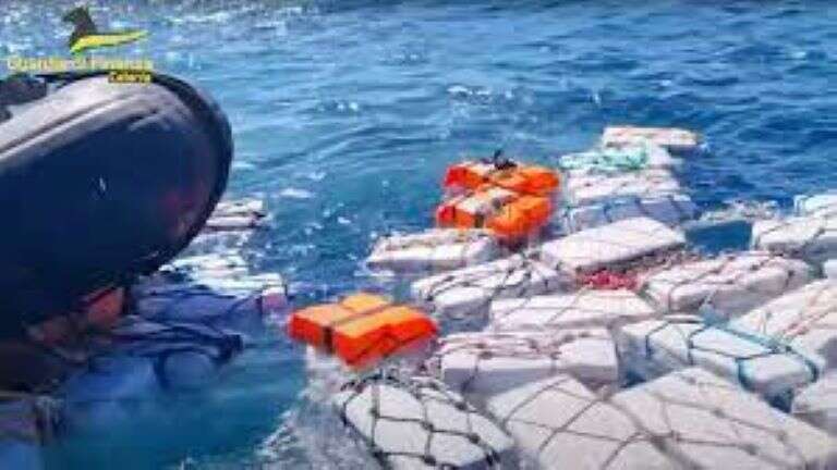 Italia: La Policía encontró dos toneladas de cocaína flotando en el mar