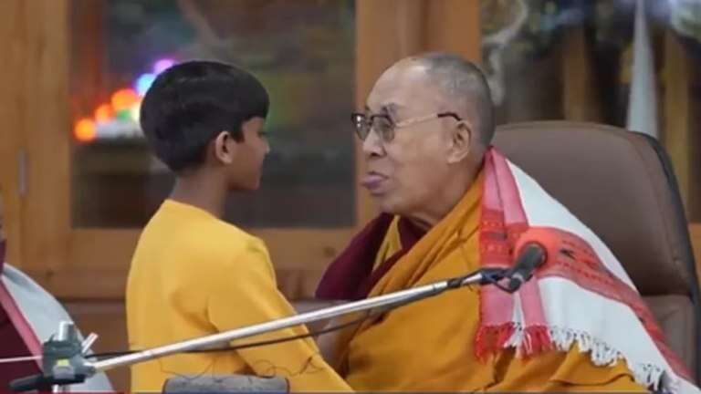 India: El Dalai Lama pidió disculpas por un video en el que besa a un niño y le pide que le “chupe la lengua”