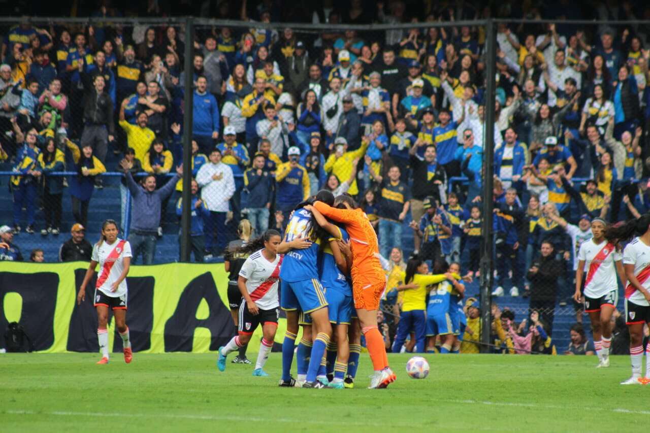 Fútbol femenino: Boca goleo a River en la Bombonera