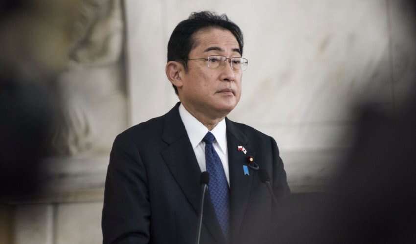 Japón: Evacuaron al primer ministro luego de una explosión en medio de un acto electoral