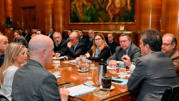 Massa les reclamó “carácter” a sus funcionarios para enfrentar la coyuntura y dijo que “si alguien tiene miedo que se baje”