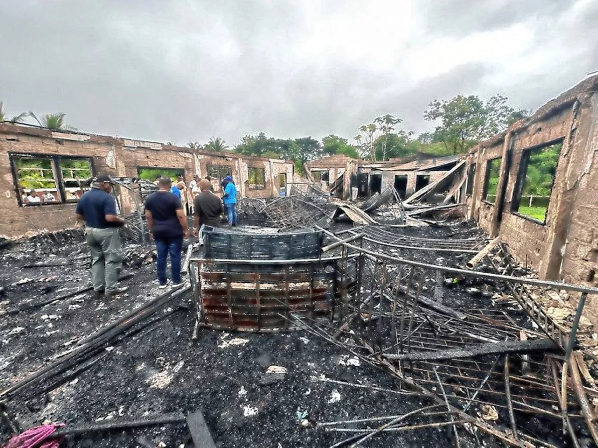 Guyana: Murieron 19 estudiantes por incendio intencional en una residencia escolar