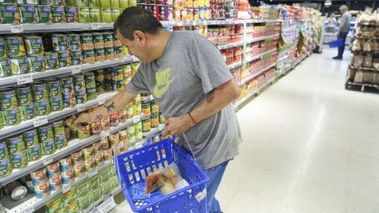 El consumo masivo en supermercados y autoservicios atenúo la merma en marzo al caer 5,4% interanual