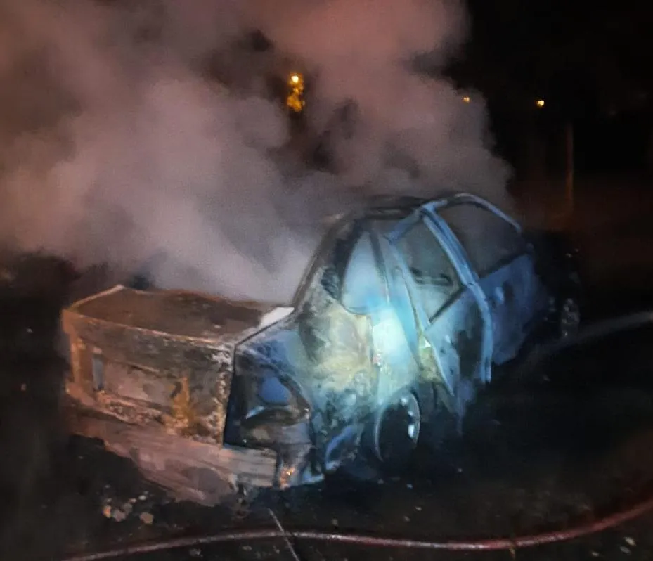 Santa Rosa: Un auto terminó incendiado luego de una “pelea de pareja”