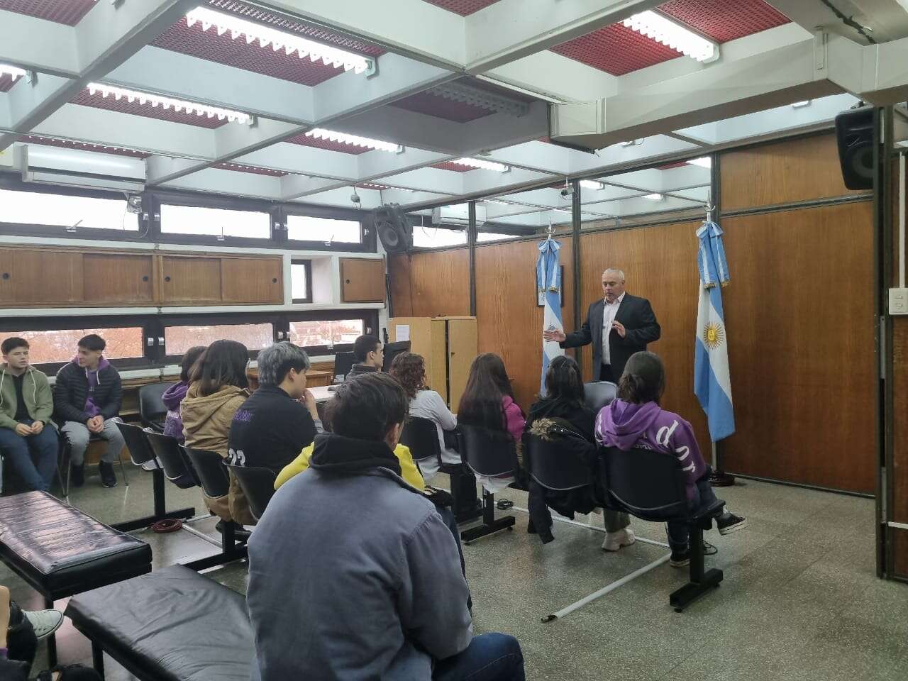 “Educación + Justicia”:Â El juez Pellegrino brindó charla a alumnos del colegio RepúblicaÂ deÂ El Salvador de General Pico.Â Â 