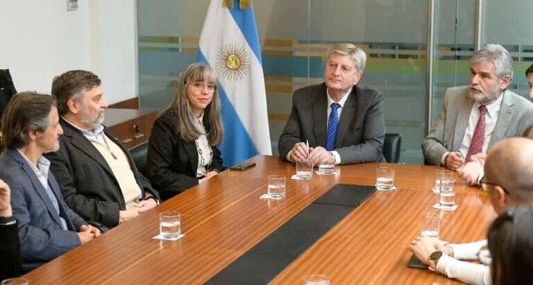 Ziliotto se reunió con Filmus y firmó el acuerdo para la readecuación del “Centro Radio Oncológico del Centro del País”