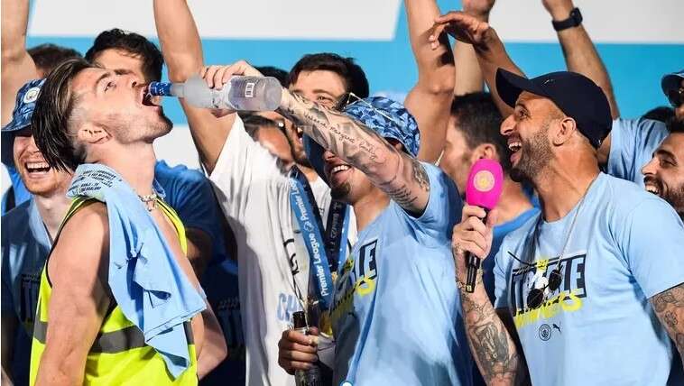 Â¿Qué pasó con la mamá de Grealish?: una figura del Manchester City reveló los excesos de sus compañeros en los festejos