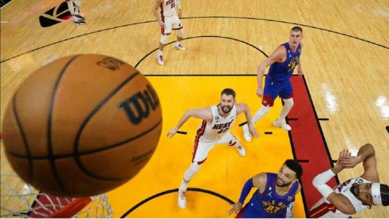 Básquetbol: Denver Nuggets venció a Miami Heat y pasó al frente otra vez en las Finales de la NBA