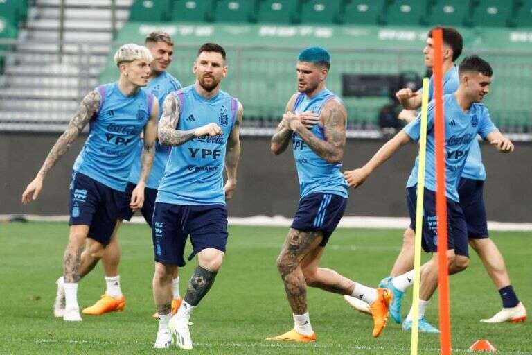 Fútbol: Argentina se entrenó pensando en el amistoso ante Australia con la presencia de Julián Ãlvarez en duda