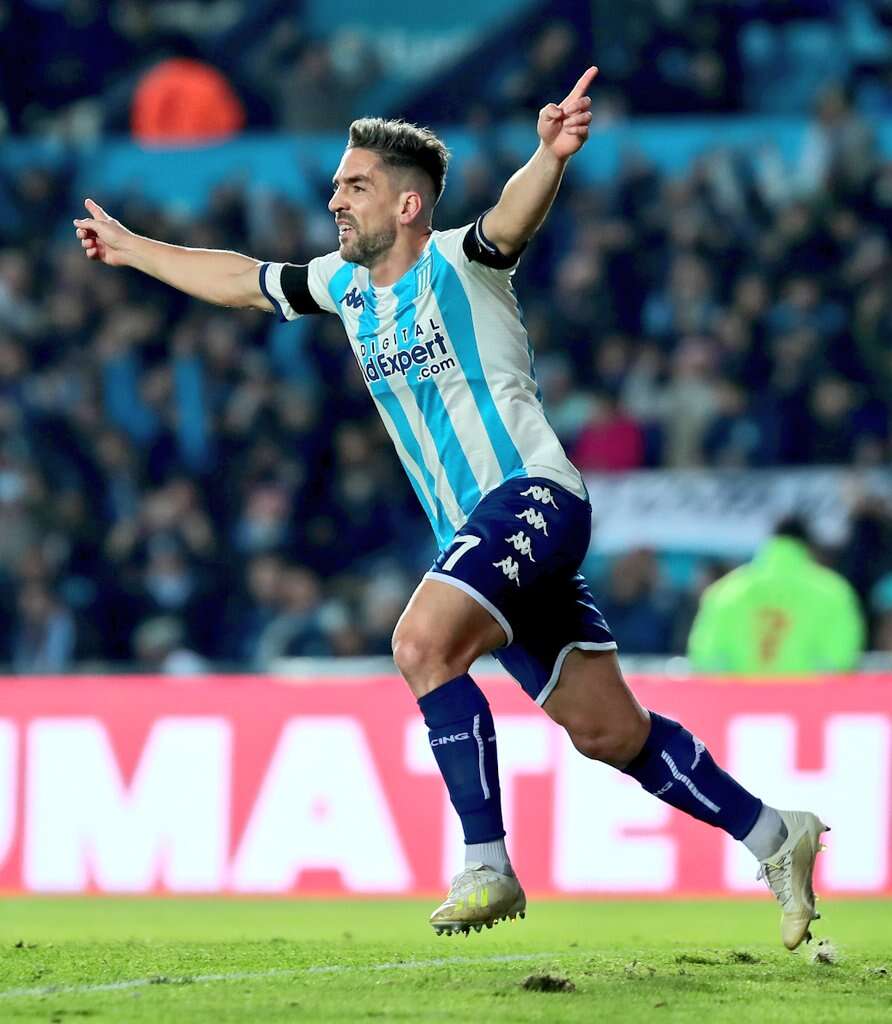 Fútbol: Racing venció 2 a 1 a Vélez en el Cilindro