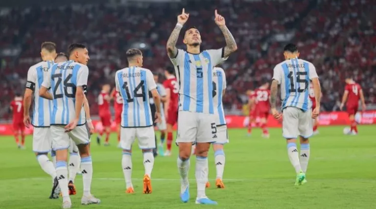 Fútbol: Argentina venció a Indonesia y cerró con otra alegría la gira por Asia