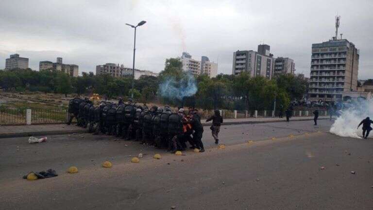 Jujuy: Manifestantes atacan la Legislatura y se enfrentan a la Policía por la Reforma Constitucional