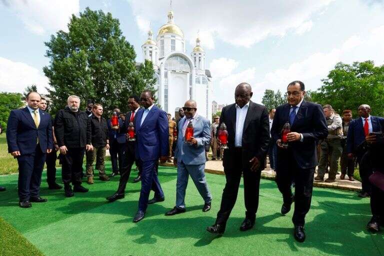 Ucrania: Misiles y explosiones en Kiev mientras una delegación africana inicia una negociación por la paz