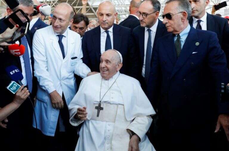 Vaticano: El Papa Francisco abandonó el hospital tras la cirugía, “gracias, recen por mí, sigo vivo”