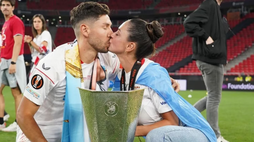 “Â¿Qué hacés, amor?”: Gonzalo Montiel incomodó a su novia en plenos festejos y se volvió viral