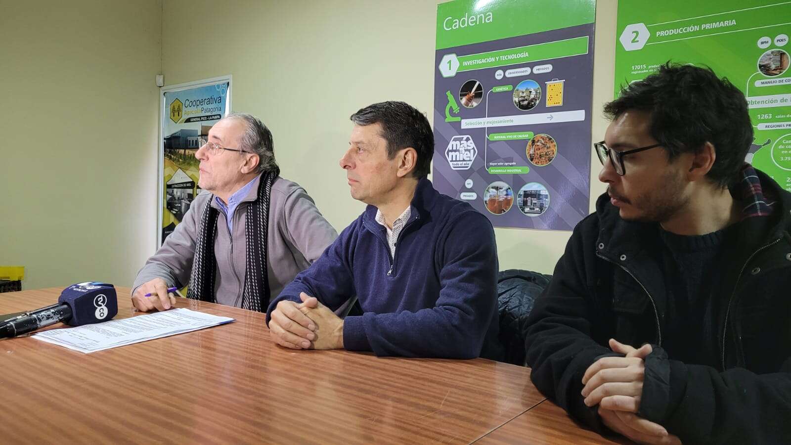 Provincia entregó aporte económico a la Cooperativa Apícola Patagonia