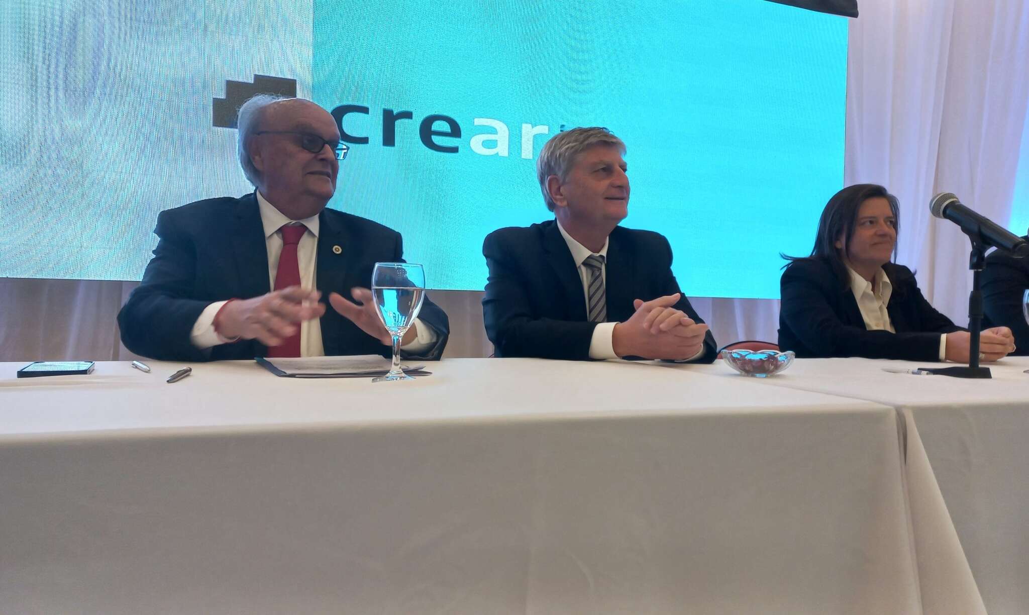 El gobernador Ziliotto con De Mendiguren y empresarios