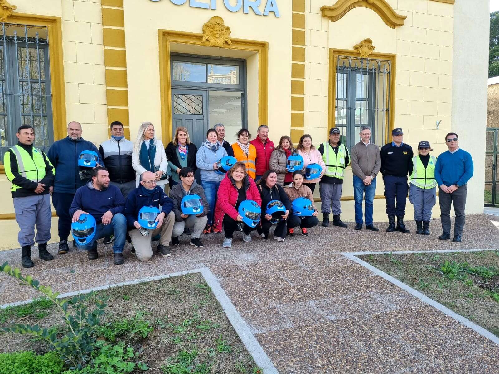 Entregaron cascos en Alta Italia y Uriburu