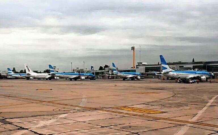 Las aerolíneas que operan en el país se suman al tope de 4% mensual en aumento de tarifas