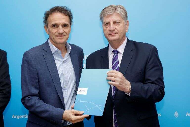 Ziliotto recibió en Buenos Aires el contrato firmado para el inicio de obra del Acueducto a General Pico