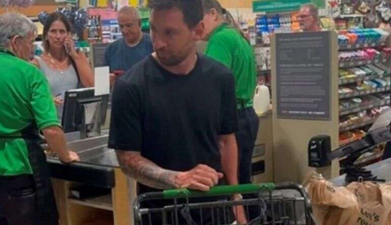 Fútbol: Messi disfruta de la tranquilidad de Miami, fue al supermercado con sus hijos y se sacó fotos con la gente