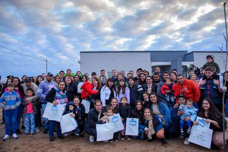 El gobernador Ziliotto encabezó la entrega de 20 viviendas en Lonquimay y anunció la construcción de 20 más