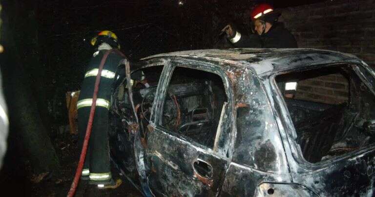 General Pico: El autor del incendio intencional de cuatro automóviles en un taller mecánico fue un chico de 14 años