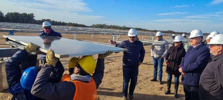 Victorica: “La Pampa proyecta su futuro”, afirmó Ziliotto durante la colocación de los primeros paneles en el Parque Fotovoltaico
