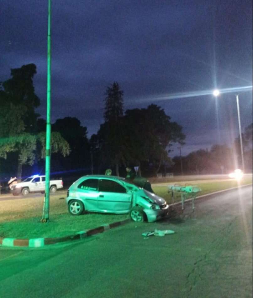 Un joven sufrió fracturas en la cabeza tras el impacto contra una columna en la Av. Perón