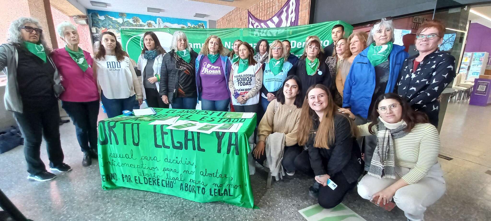 “Pañuelazo” en la Plaza San Martín en defensa de los derechos de las mujeres