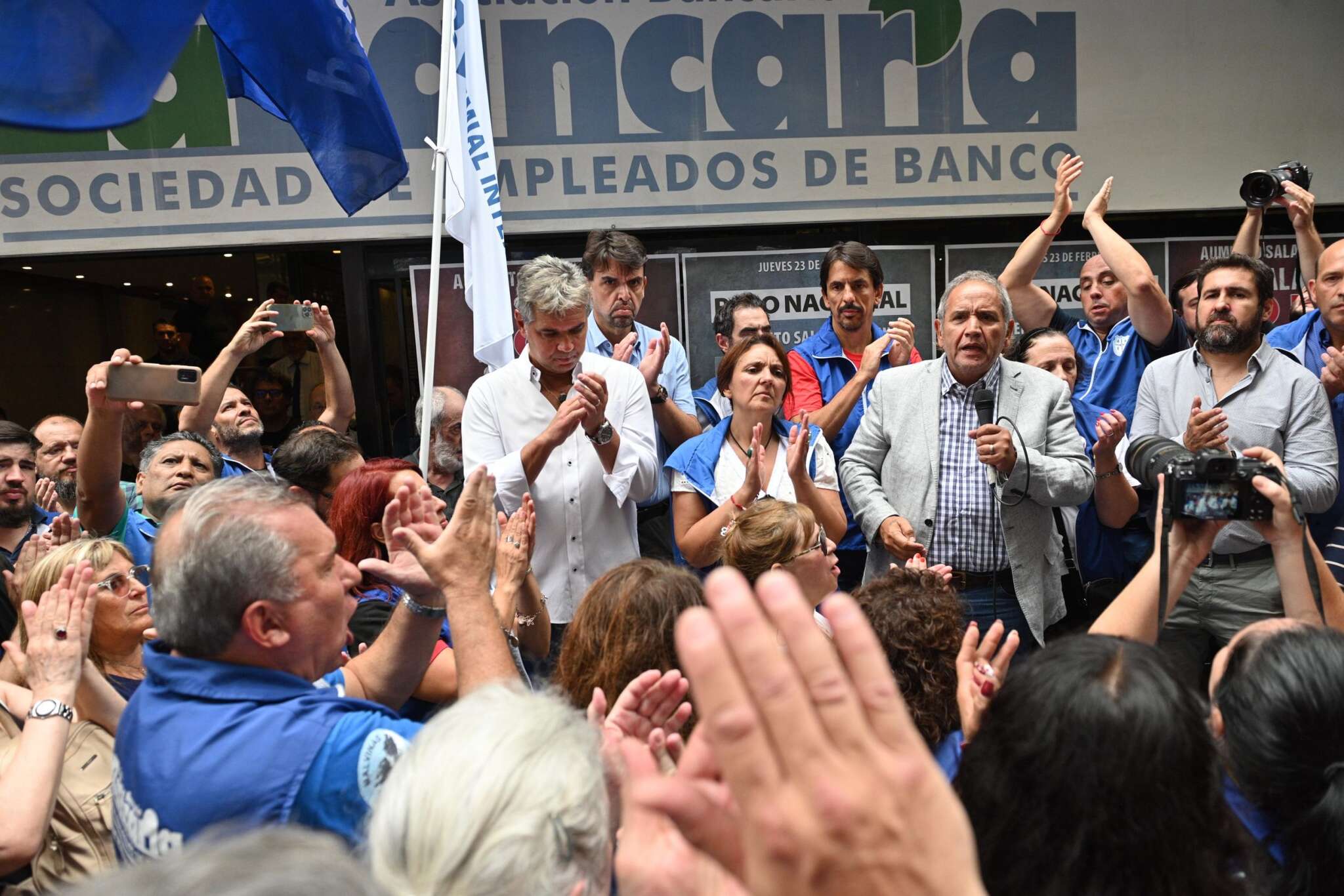 Paritarias: Bancarios consiguen adelanto para septiembre y el salario mínimo supera los $472.000