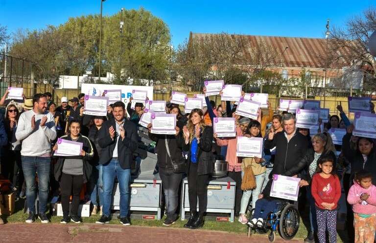 Santa Rosa: El Gobierno provincial entregó maquinarias y herramientas al sector emprendedor