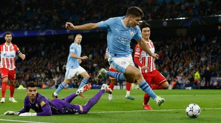 Fútbol: Con un Julián Ãlvarez intratable, el Manchester City inició con el pie derecho la defensa del título en la Champions