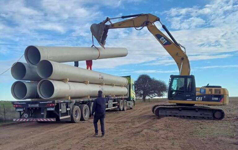 Llegaron a La Pampa los primeros caños del Acueducto que irá desde Santa Rosa hacia General Pico