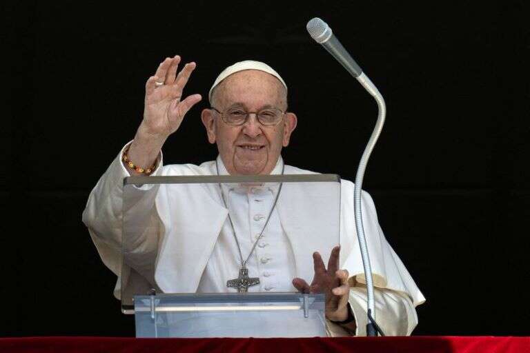 Vaticano: El Papa pasó una noche tranquila, pero su estado de salud sigue siendo “complejo”