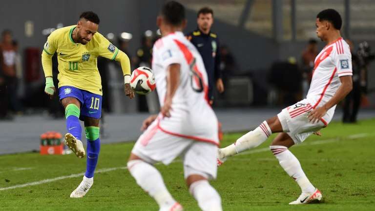 Fútbol: Brasil le ganó sobre la hora a Perú y alcanzó a Argentina en el primer puesto de las Eliminatorias