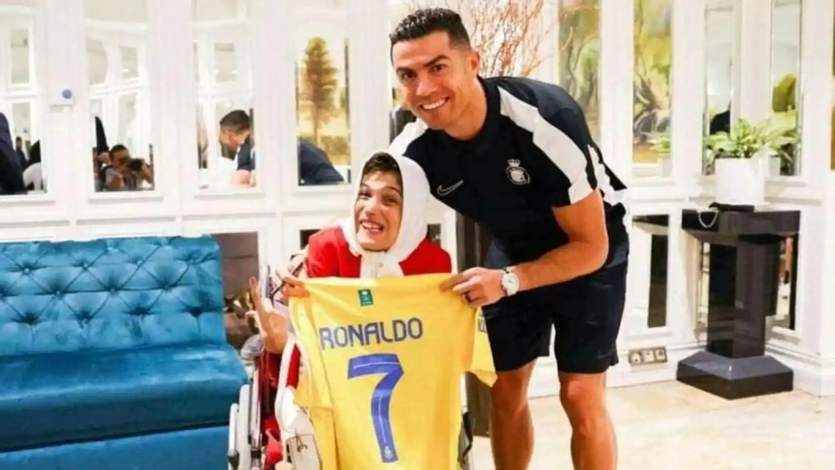 Irán: Ronaldo fue condenado a 99 latigazos por la justicia iraní por haber abrazado a una mujer soltera