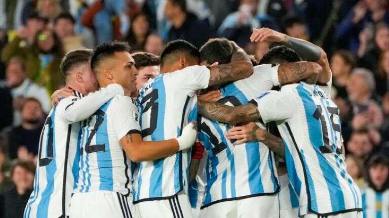 Fútbol: Argentina venció a Paraguay y es líder con puntaje perfecto de las Eliminatorias